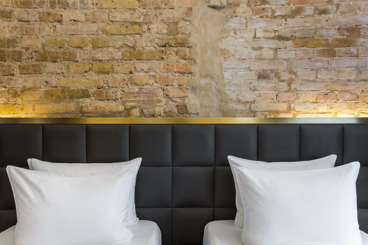 Hotel Pacai, Vilnius, A Member Of Design Hotels ภายนอก รูปภาพ A bed with two pillows