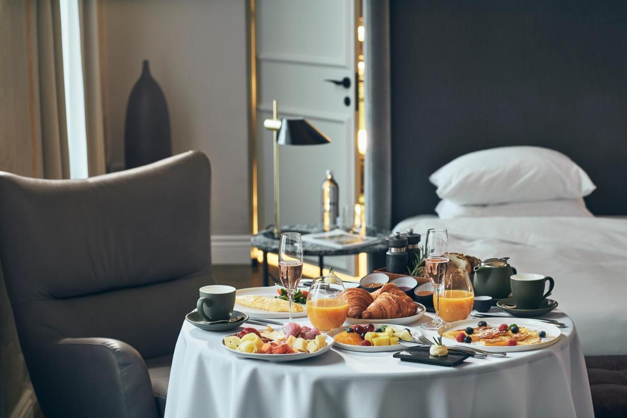 Hotel Pacai, Vilnius, A Member Of Design Hotels ภายนอก รูปภาพ Breakfast in a hotel room